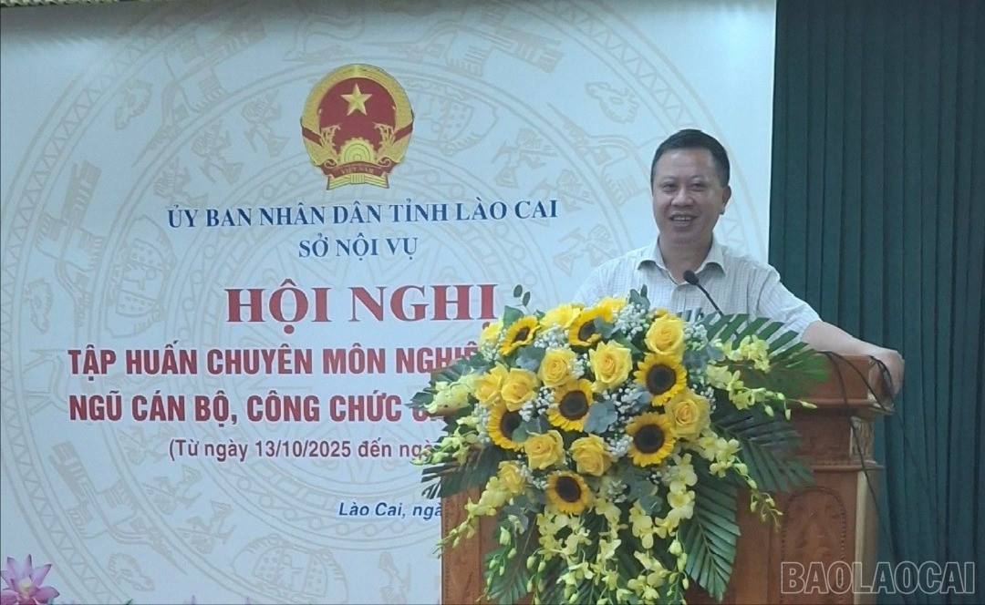 Đồng chí Nguyễn Văn Trọng - Giám đốc Sở Nội vụ phát biểu khai mạc Hội nghị tập huấn chuyên môn, nghiệp vụ cho cán bộ, công chức cấp xã năm 2025. baolaocai-br-q.jpg