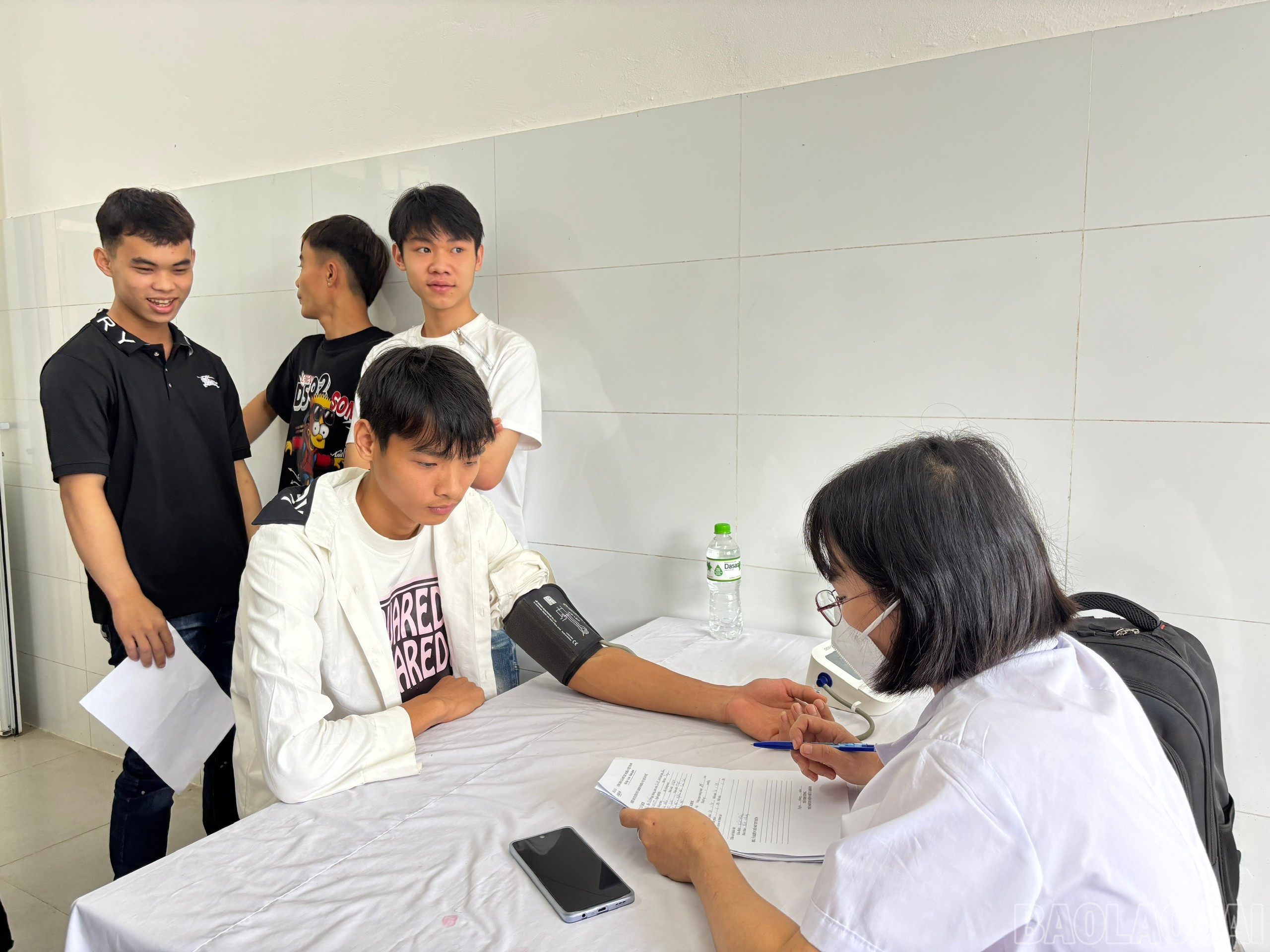 Công dân khám sơ tuyển tại Phòng khám Đa khoa khu vực Nghĩa Đô. baolaocai-br_khamsotuyen-2.jpg
