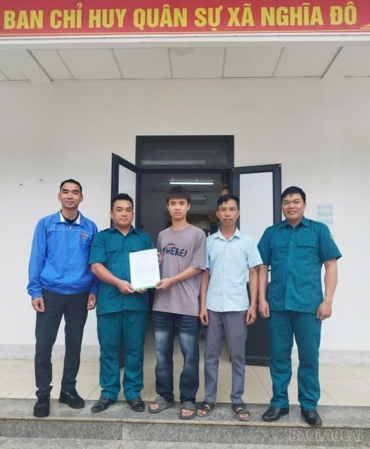 Xã Nghĩa Đô có 10 thanh niên viết đơn tình nguyện nhập ngũ. baolaocai-br-vietdon-3.jpg