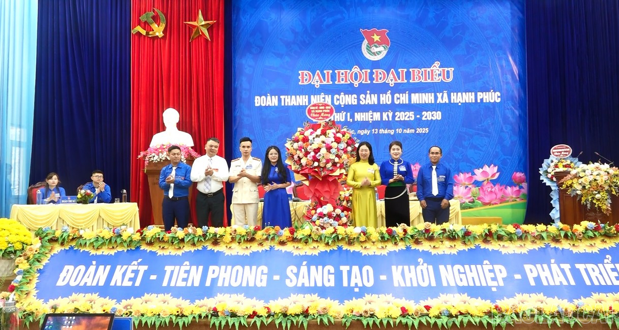 Lãnh đạo xã Hạnh Phúc tặng hoa chúc mừng đại hội. baolaocai-br_tanghoa.png