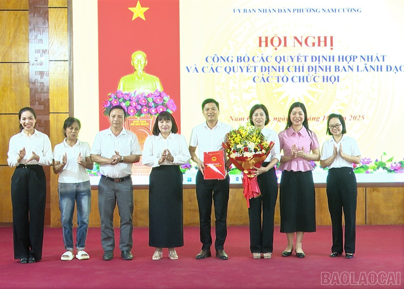 Lãnh đạo phường Nam Cường trao quyết định hợp nhất các tổ chức Hội. baolaocai-br_hopnhatnc-1.jpg