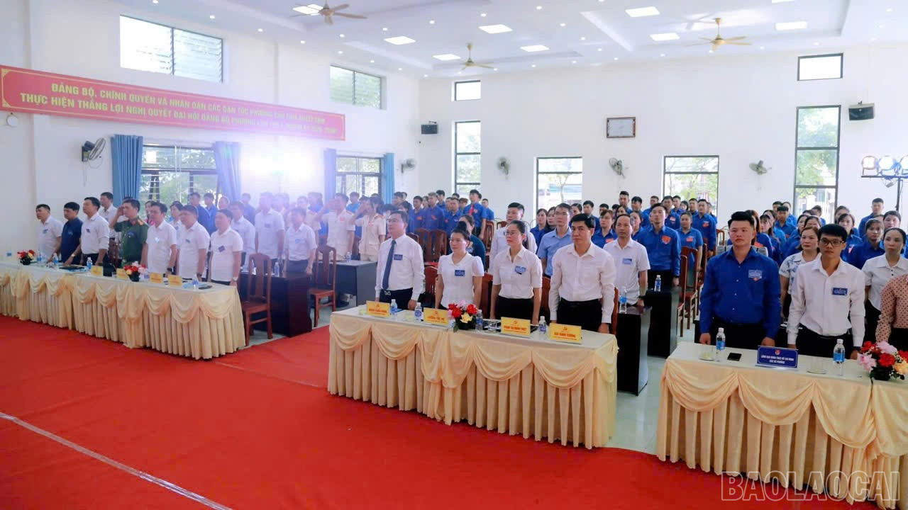 Các đại biểu làm lễ chào cờ. baolaocai-br_daibieucauthia.jpg