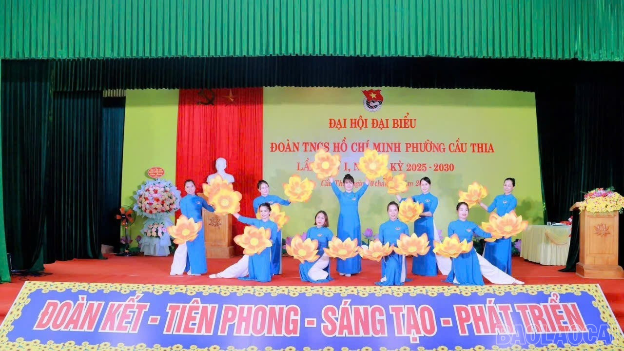 Văn nghệ chào mừng đại hội. baolaocai-br-vannghe.jpg
