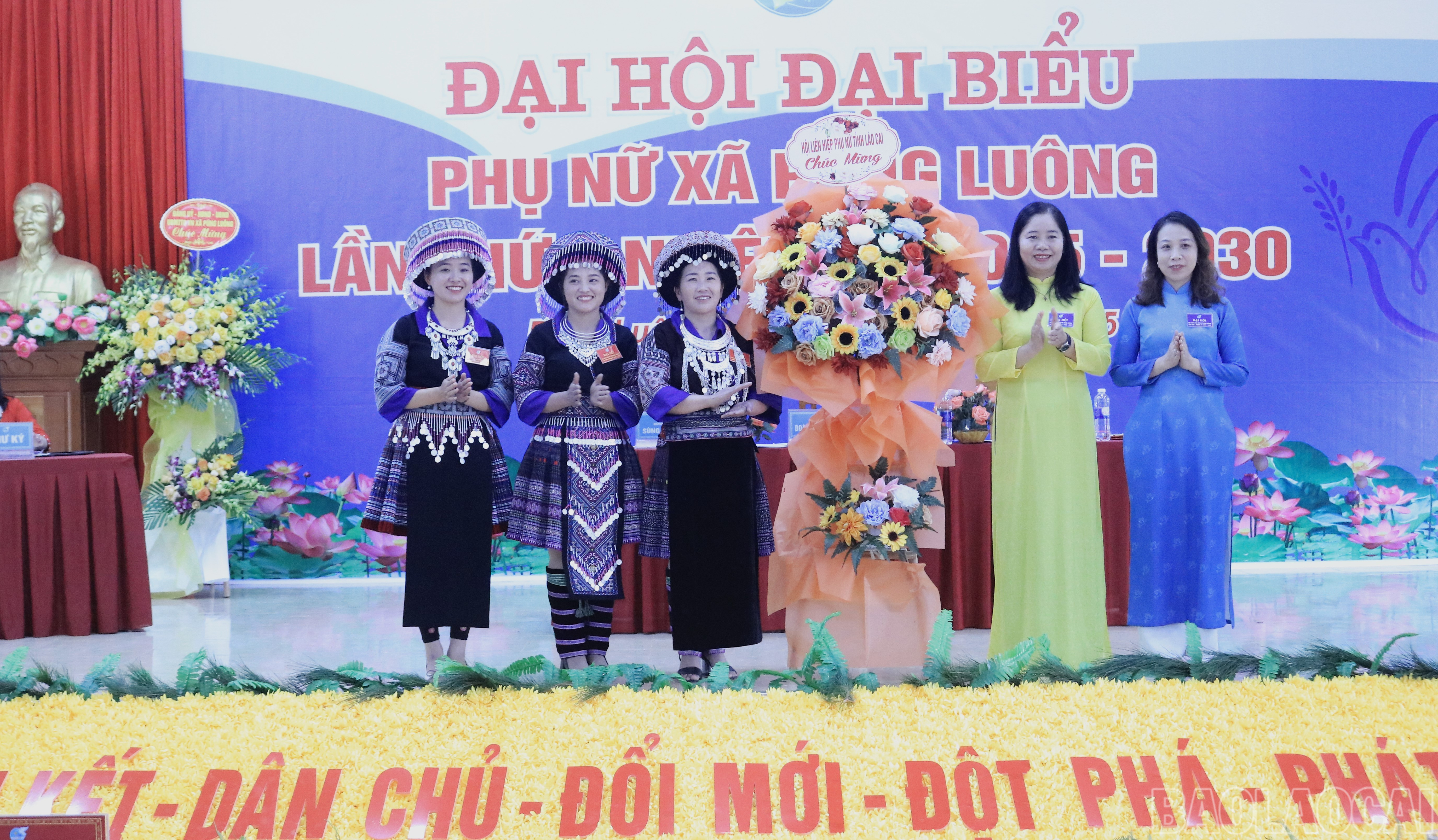 Lãnh đạo Hội Liên hiệp Phụ nữ tỉnh Lào Cai phát biểu và tặng hoa chúc mừng đại hội. baolaocai-br_a-dh-8.jpg