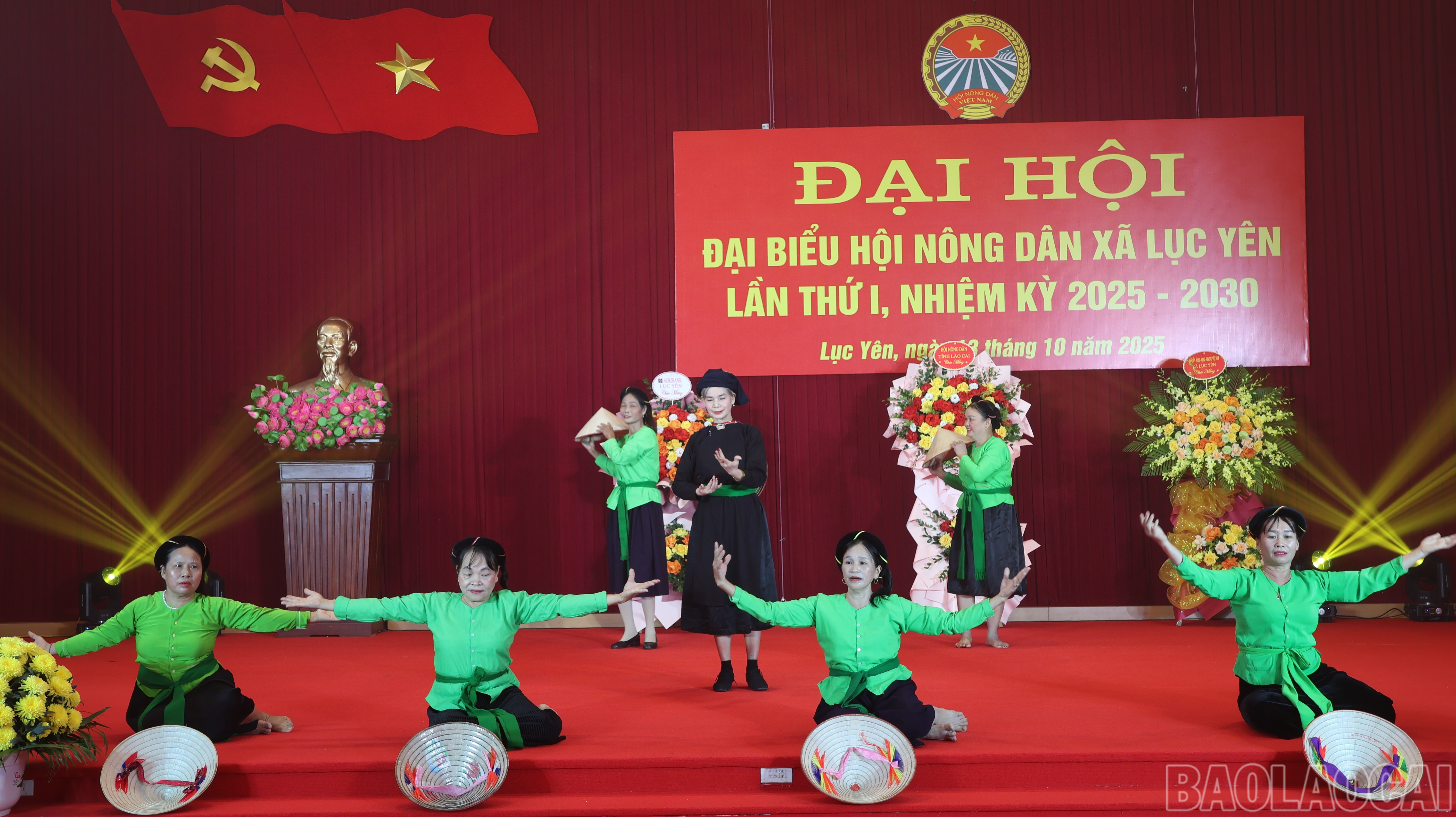 Văn nghệ chào mừng đại hội. baolaocai-br_vannghelucyen.jpg