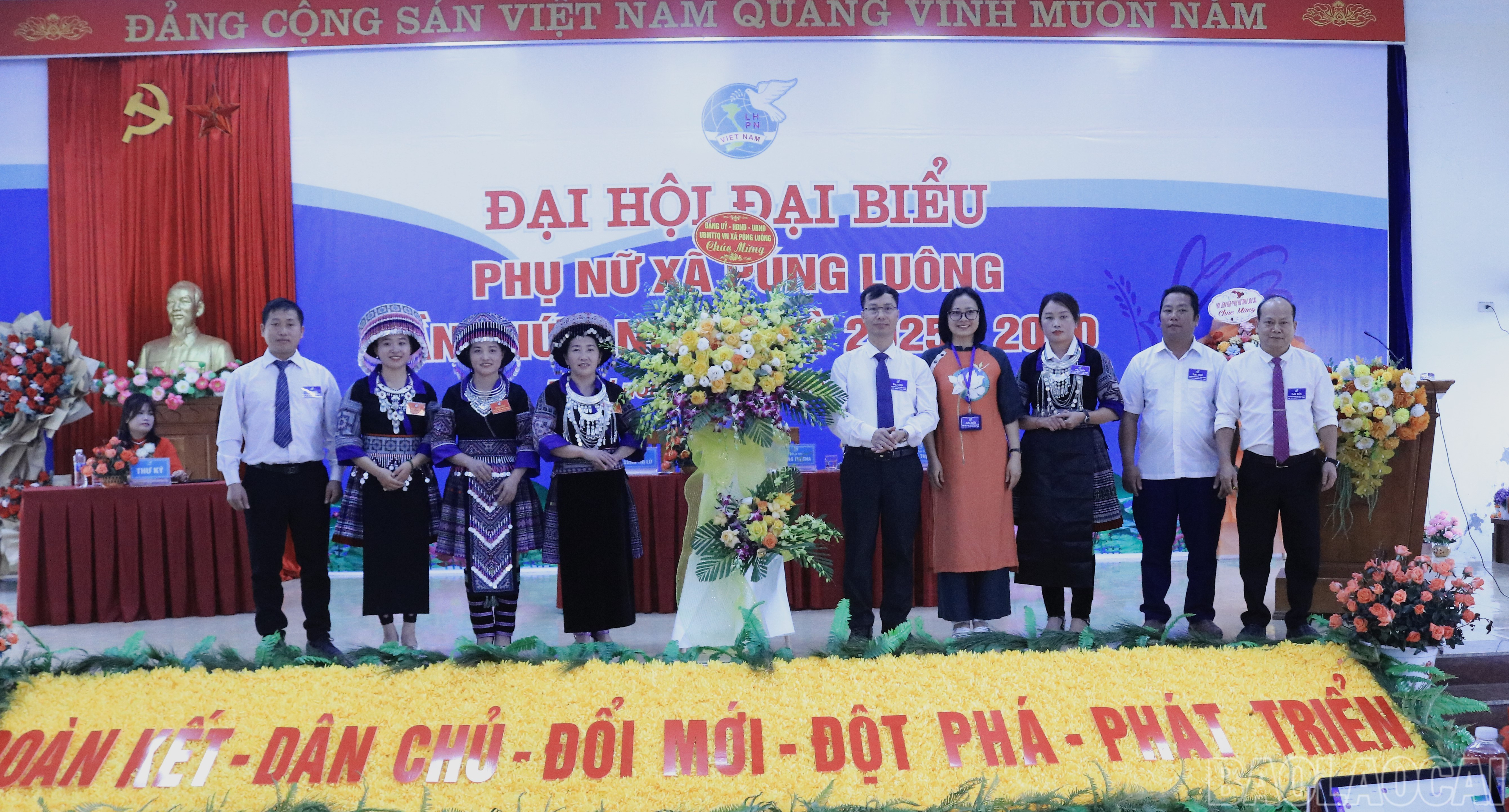 Lãnh đạo xã Púng Luông tặng hoa chúc mừng đại hội. baolaocai-br_a-dh-9.jpg