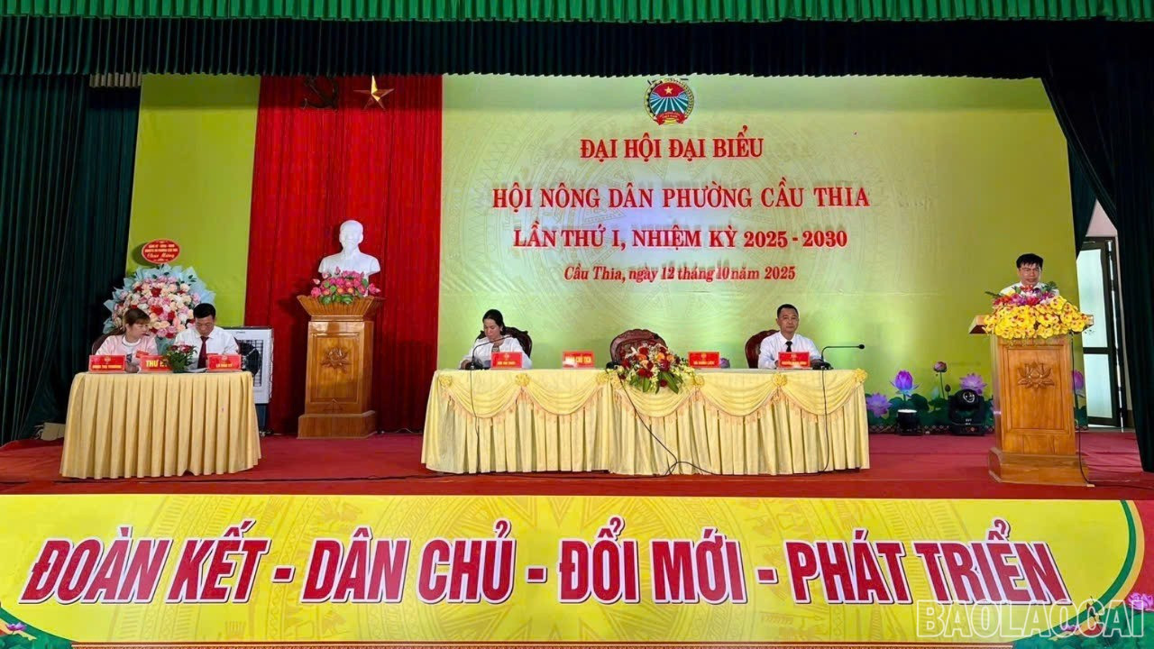 Đoàn Chủ tịch điều hành đại hội. baolaocai-br-chutich.jpg