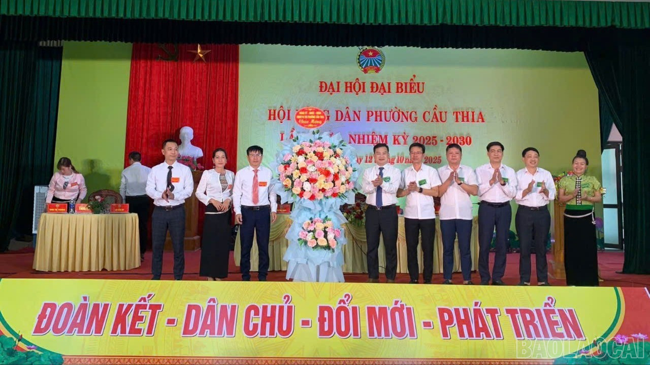 Lãnh đạo phường tặng hoa chúc mừng đại hội. baolaocai-br_tanghoa-6735.jpg