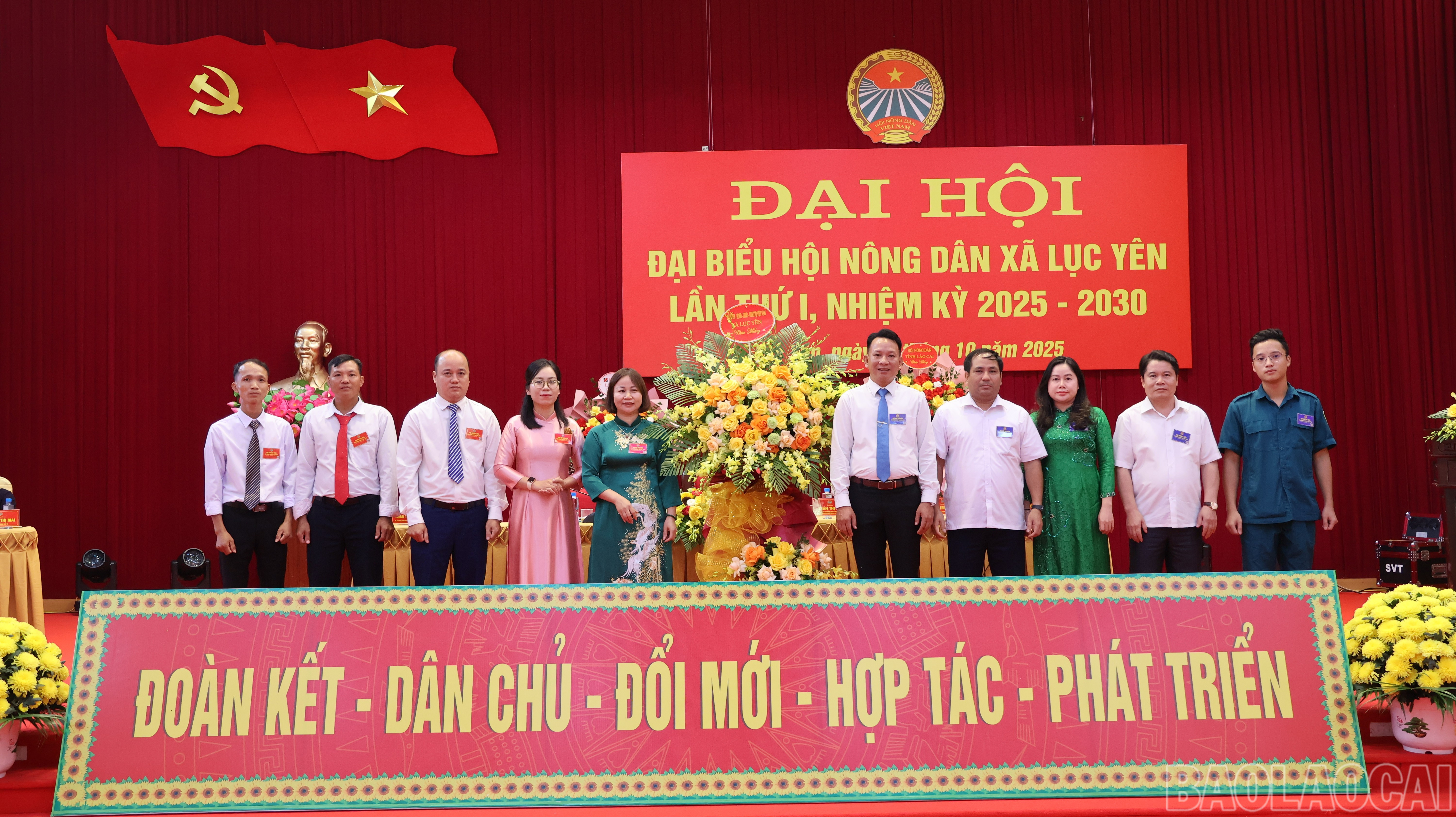 Lãnh đạo Hội Nông dân tỉnh và lãnh đạo xã tặng hoa chúc mừng đại hội. baolaocai-br_tanghoa-2.jpg