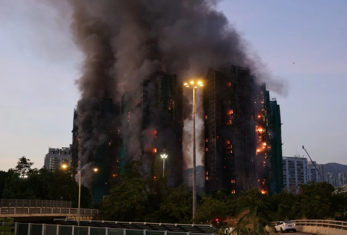 Hiện trường vụ cháy chung cư ở Hong Kong.