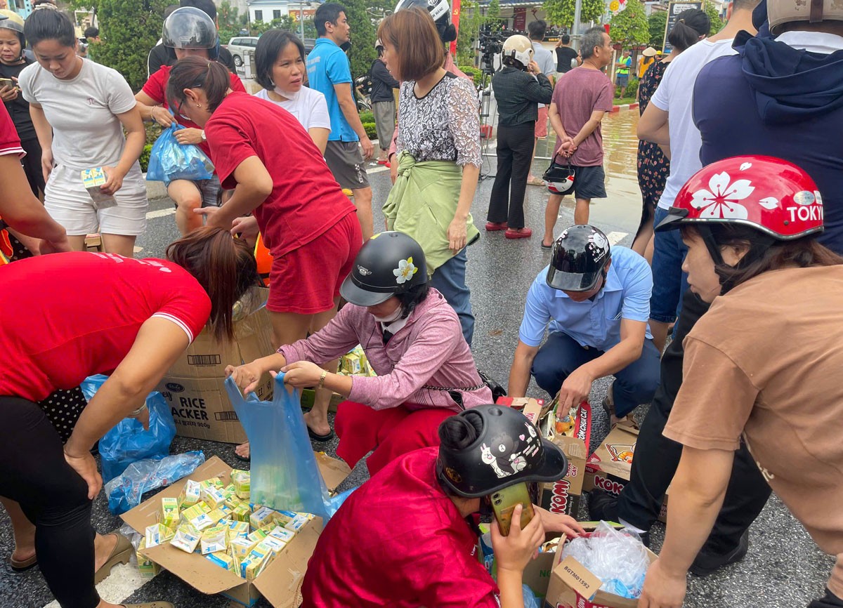Nhiều cơ quan, tổ chức, đơn vị cùng các đoàn cứu trợ đã vận chuyển nhu yếu phẩm, hàng hóa thiết yếu, thuốc men, áo phao... đến các vùng bị ảnh hưởng nặng. ngap6.jpg