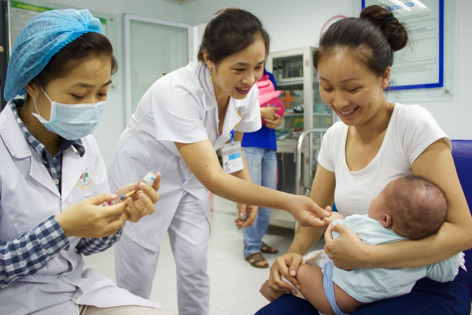 Bộ Y tế sẽ tiếp tục hoàn thiện cơ chế chính sách để chủ động cung ứng vắc xin, phòng chống các bệnh truyền nhiễm có nguy cơ gây dịch theo chu kỳ... Bộ Y tế sẽ tiếp tục hoàn thiện cơ chế chính sách để chủ động cung ứng vắc xin, phòng chống các bệnh truyền nhiễm có nguy cơ gây dịch theo chu kỳ...