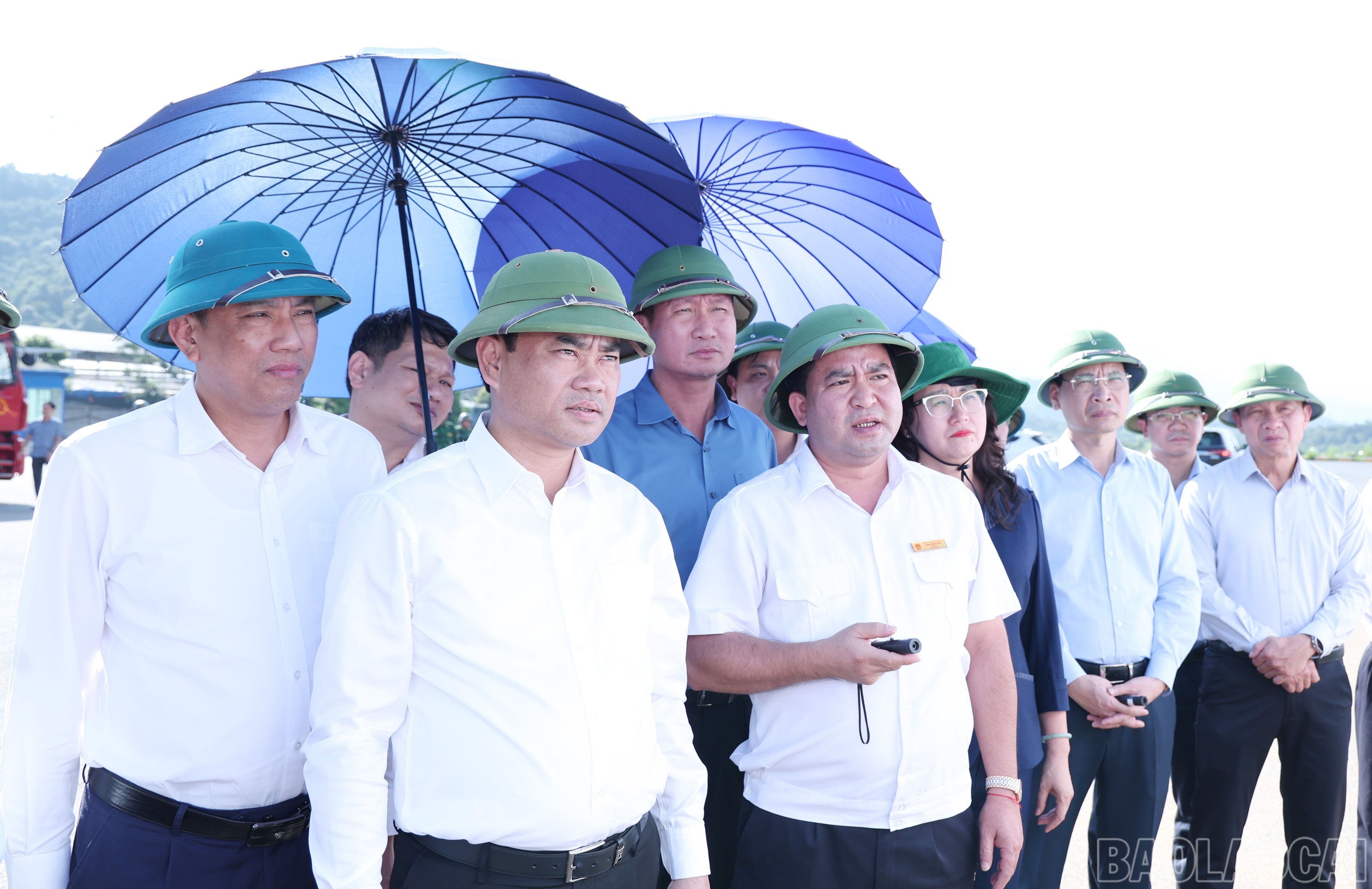 Bí thư Tỉnh ủy Trịnh Việt Hùng kiểm tra thực địa quy hoạch định hướng phát triển Khu kinh tế cửa khẩu Kim Thành. bithulamviec.jpg