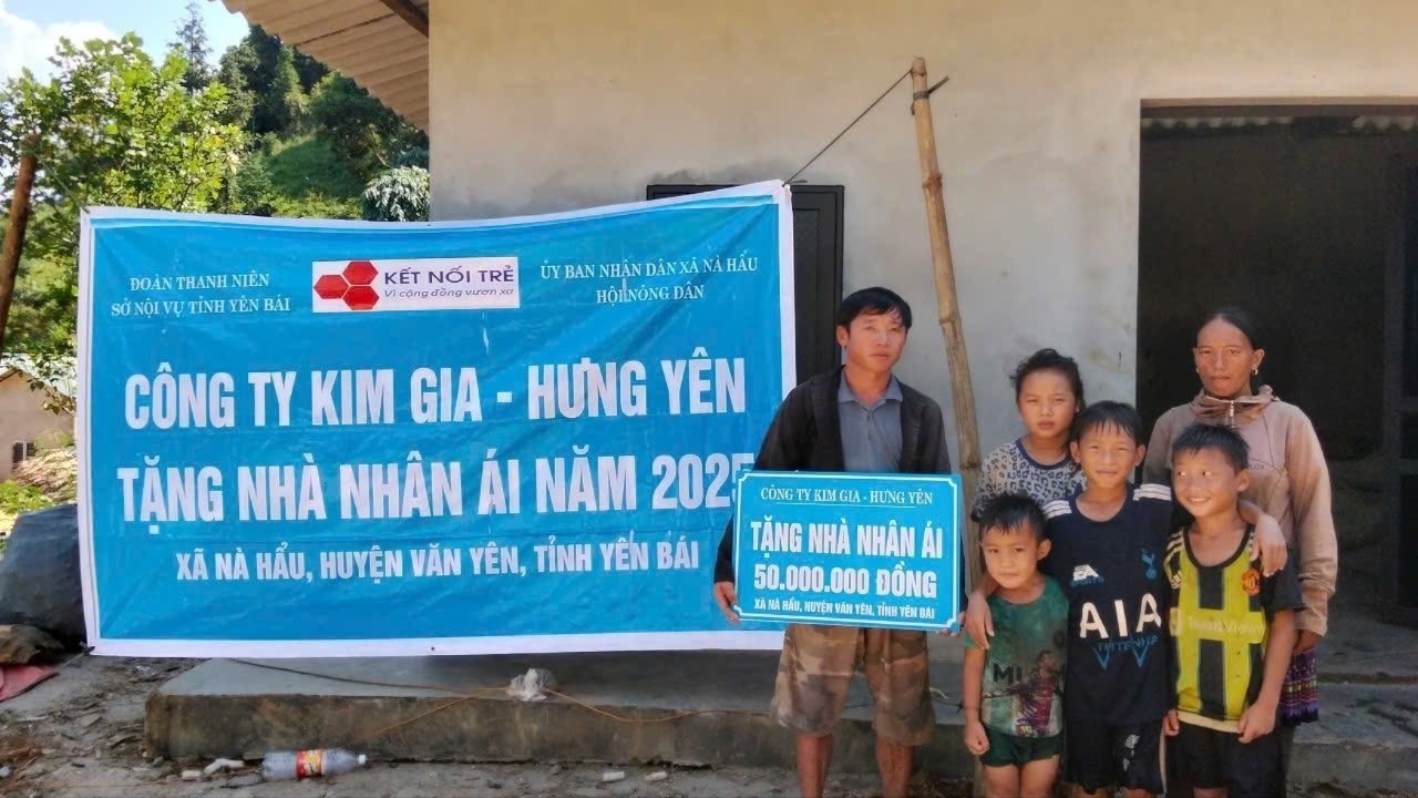 Gia đình anh Sùng A Áo được hỗ trợ 50 triệu đồng để xây dựng căn nhà mới. ketnoitre-6729.jpg
