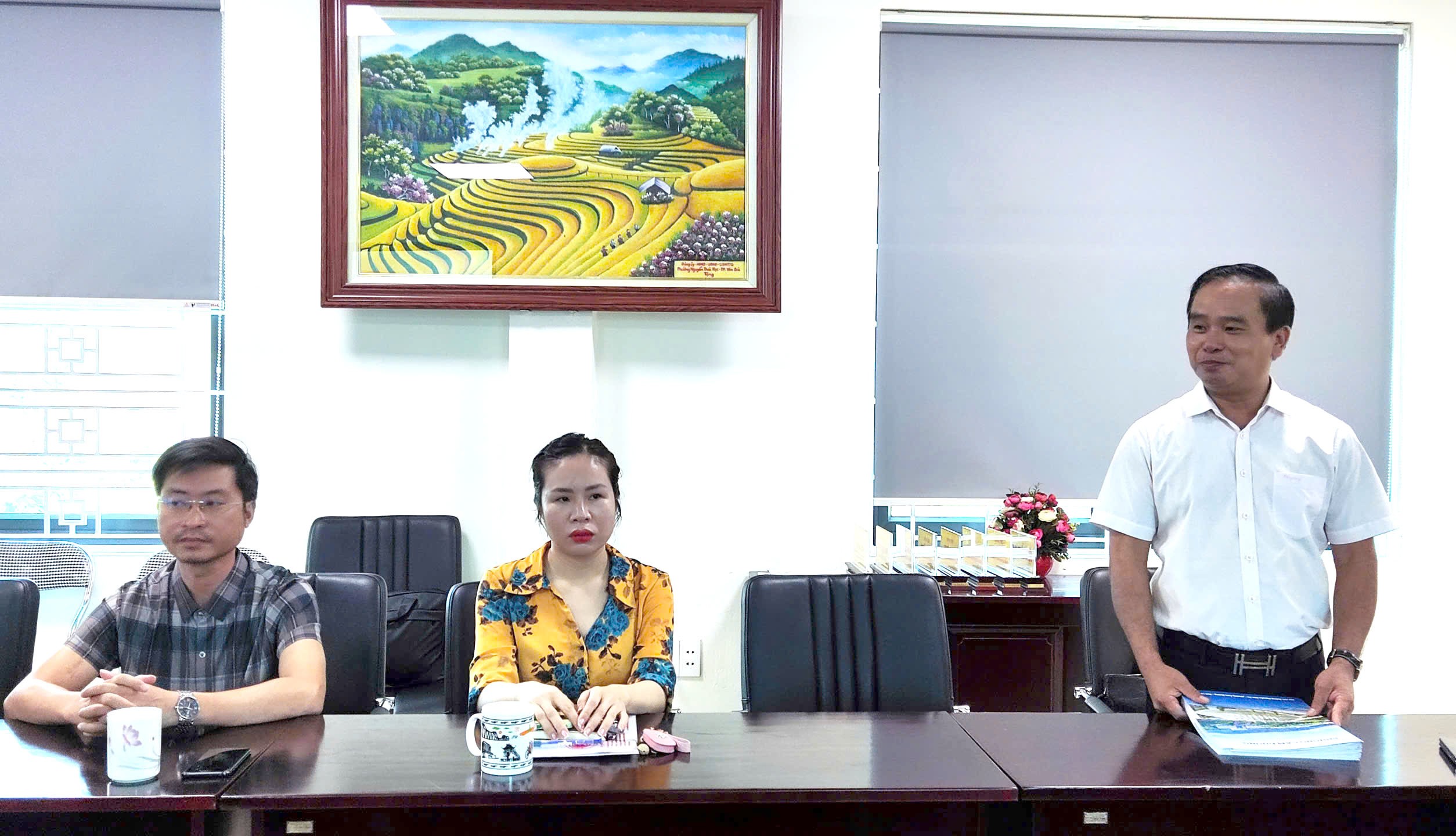 Phó Chủ tịch UBND phường Cam Đường Nguyễn Duy Tuyến phát biểu tại buổi trao quyết định giao đất. 24-8camduong2-7618.jpg