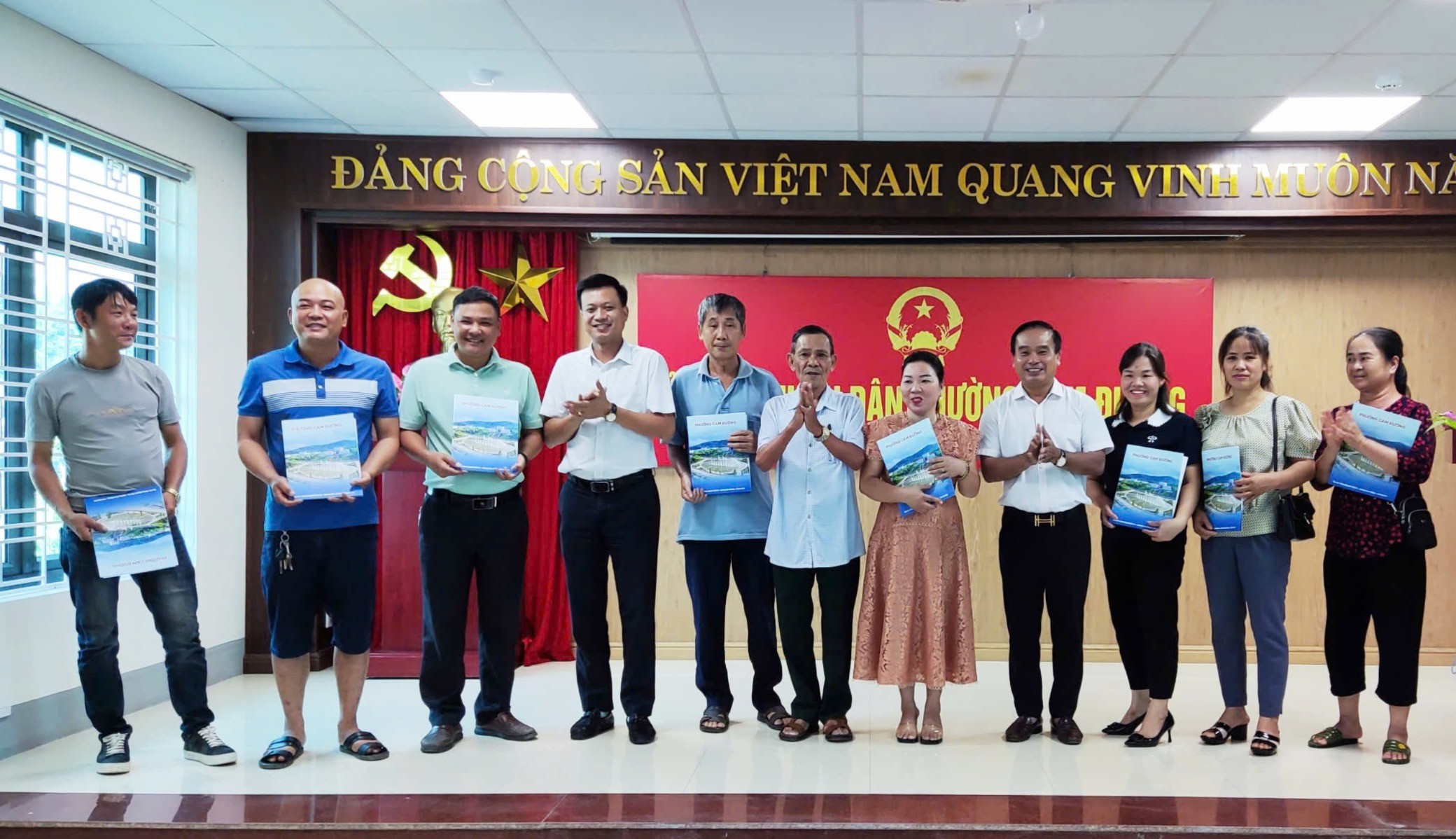 Trao quyết định giao đất cho các hộ gia đình bị ảnh hưởng bởi bão số 3. 24-8camduong1-7375.jpg