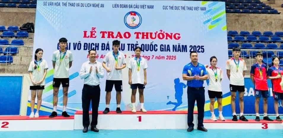 Ban Tổ chức trao Huy chương Vàng nội dung đôi nam nữ lứa tuổi 16-17 tuổi cho Đội tuyển Đá cầu Lào Cai. hcv-2.jpg