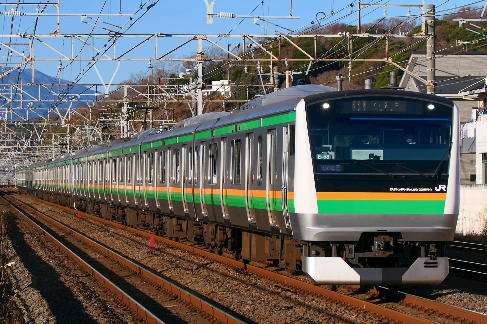 Tokaido là tuyến đường sắt đầu tiên ở Nhật Bản được vận hành năm 1872.