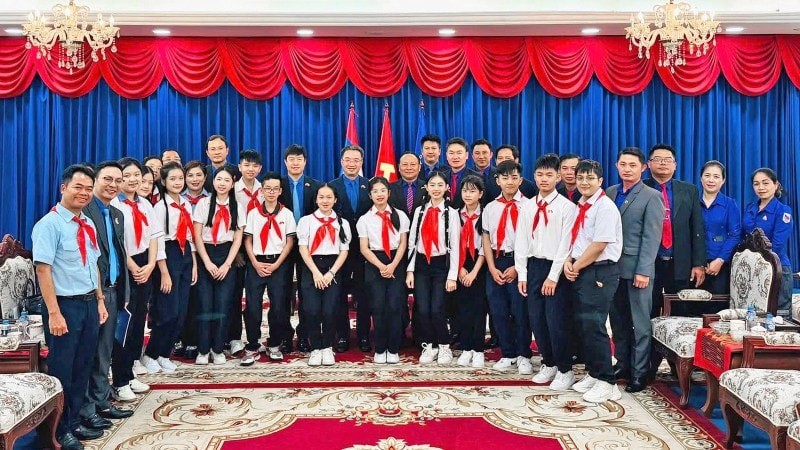 Đoàn đại biểu thanh, thiếu nhi Việt Nam tại hoạt động chào xã giao Bí thư Trung ương Đoàn Thanh niên Nhân dân Cách mạng Lào Monxay Laomuasong. 8-7vietlao3.jpg