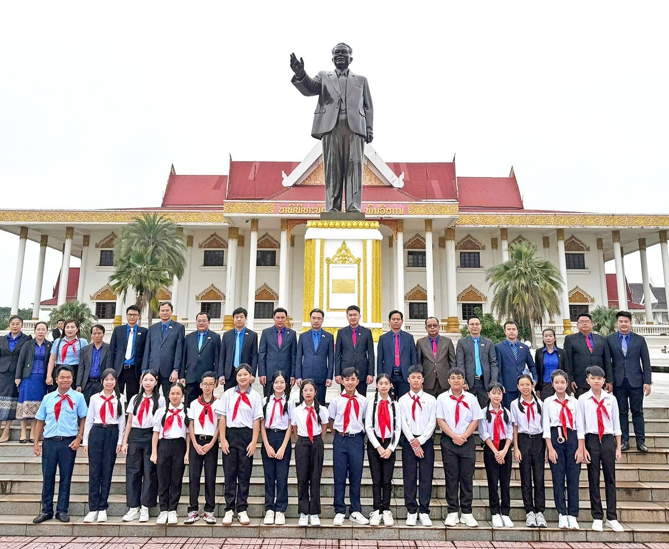 Đoàn đại biểu Việt Nam tại Tượng đài Chủ tịch Kaysone Phomvihane. 8-7vietlao1.jpg