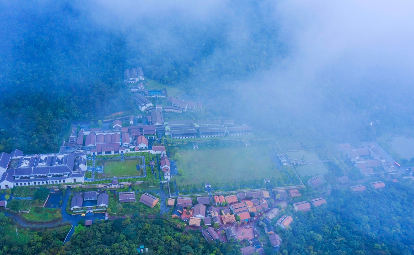 Trước khi chính thức trở thành Di sản thế giới được UNESCO công nhận, Yên Tử vẫn mang trong mình vẻ đẹp vẹn nguyên, hoang sơ và giàu trầm tích văn hóa Phật giáo. Trước khi chính thức trở thành Di sản thế giới được UNESCO công nhận, Yên Tử vẫn mang trong mình vẻ đẹp vẹn nguyên, hoang sơ và giàu trầm tích văn hóa Phật giáo.