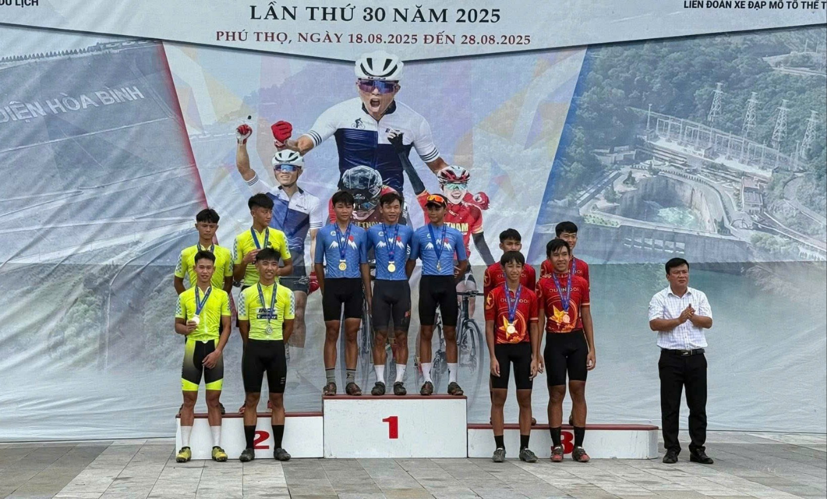 VĐV Chảo Ông Lủ Phim (giữa) xuất sắc giành 6 huy chương Vàng. xedap2-8734.jpg