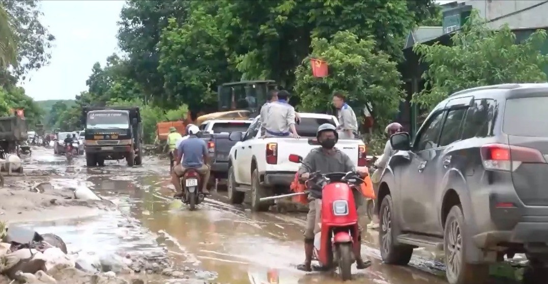 Việc kịp thời thông tuyến không chỉ bảo đảm an toàn giao thông, mà còn tạo điều kiện cho các đoàn xe vận chuyển lương thực, thực phẩm, nhu yếu phẩm tiếp cận tâm lũ. quoc-lo-7-nghe-an-90872001992926650457433-4175.jpg
