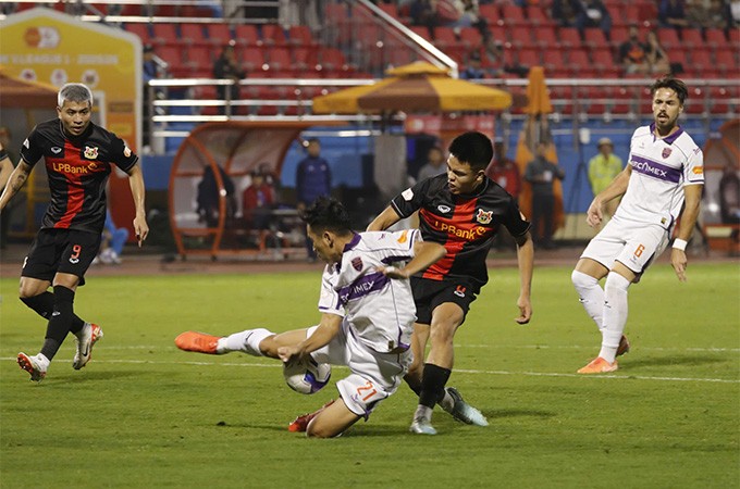 Tình huống dẫn đến chấn thương của Trần Thành Trung trong trận gặp Becamex TP.HCM.