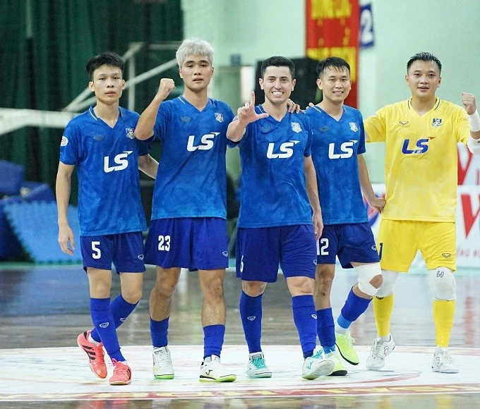 Thủ môn Văn Tú mắc 2 sai sót dẫn đến 2 bàn thua.