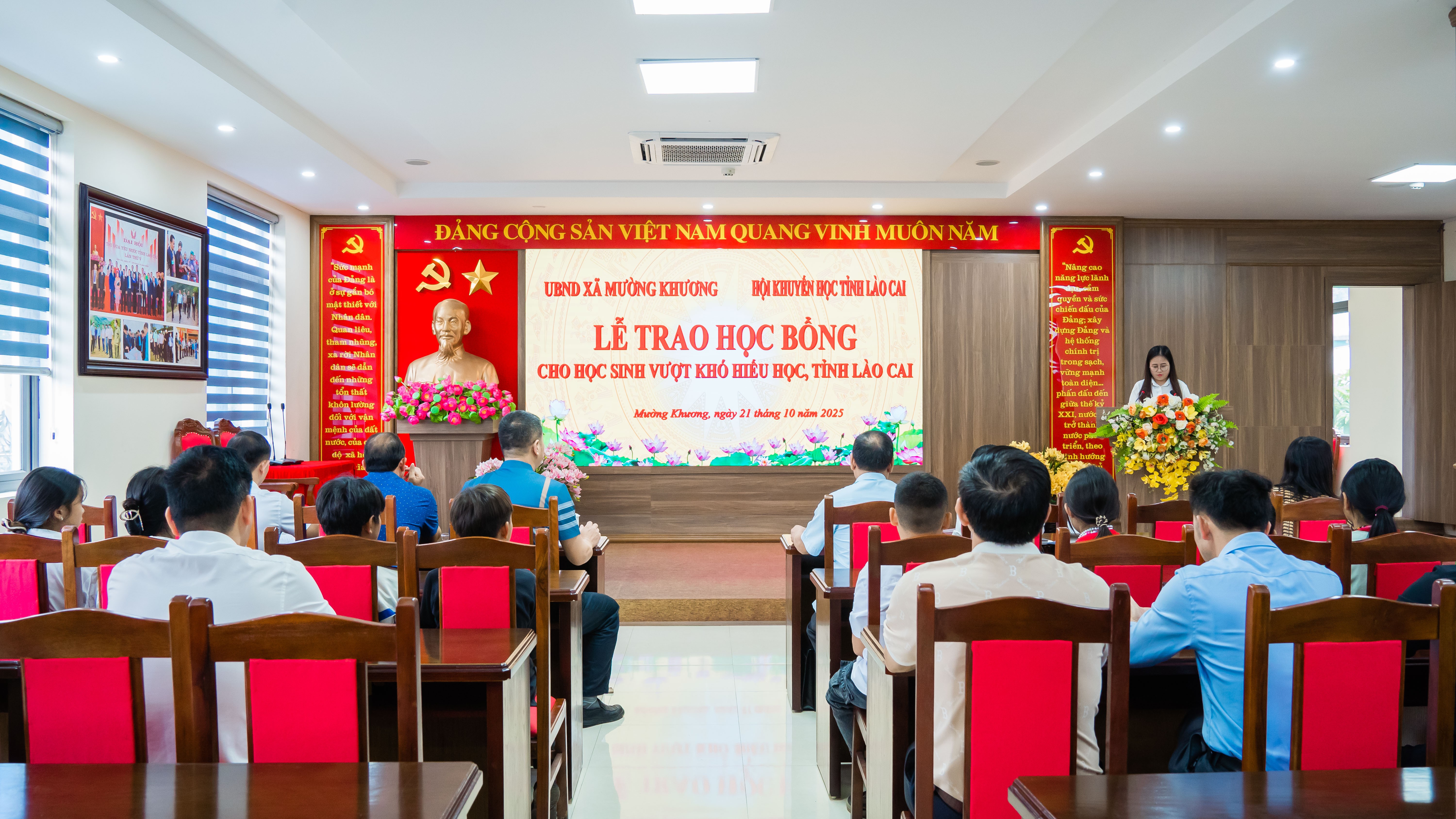 Quang cảnh Lễ trao học bổng tại UBND xã Mường Khương. dsc09977.jpg
