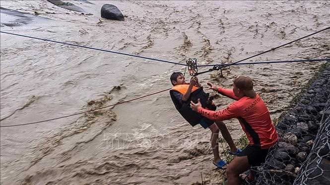 Lực lượng cứu hộ Philippines sơ tán người dân tại tỉnh Ilocos Sur khi siêu bão Ragasa quét qua miền Bắc nước này, ngày 22-9-2025. Lực lượng cứu hộ Philippines sơ tán người dân tại tỉnh Ilocos Sur khi siêu bão Ragasa quét qua miền Bắc nước này, ngày 22-9-2025.