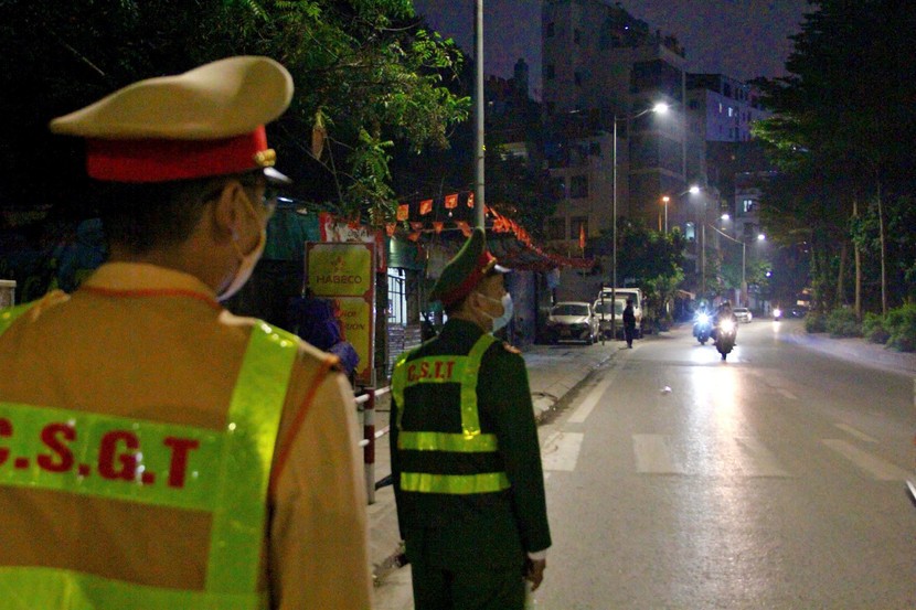 Từ nay đến cuối năm, lực lượng Cảnh sát giao thông sẽ tăng cường kiểm soát nồng độ cồn, đảm bảo an toàn cho người dân.