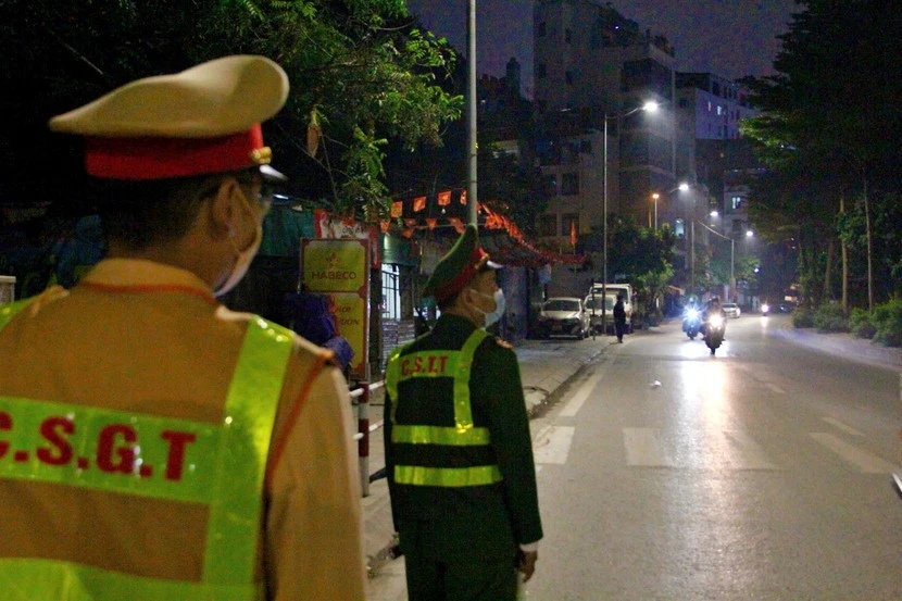 Từ nay đến cuối năm, lực lượng Cảnh sát giao thông sẽ tăng cường kiểm soát nồng độ cồn, đảm bảo an toàn cho người dân.