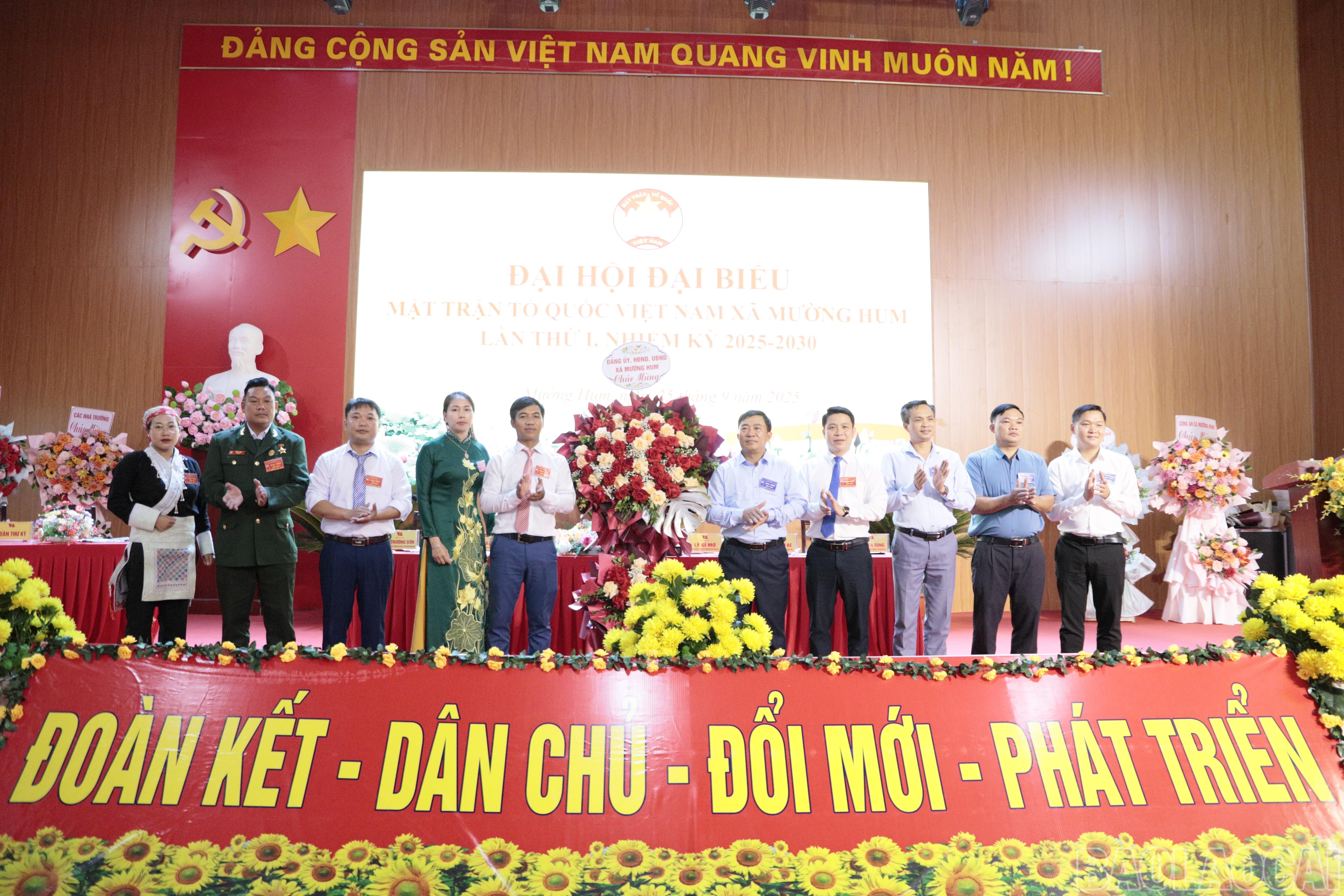 Đại diện cấp ủy, chính quyền xã tặng hoa chúc mừng đại hội. baolaocai-br_4.jpg