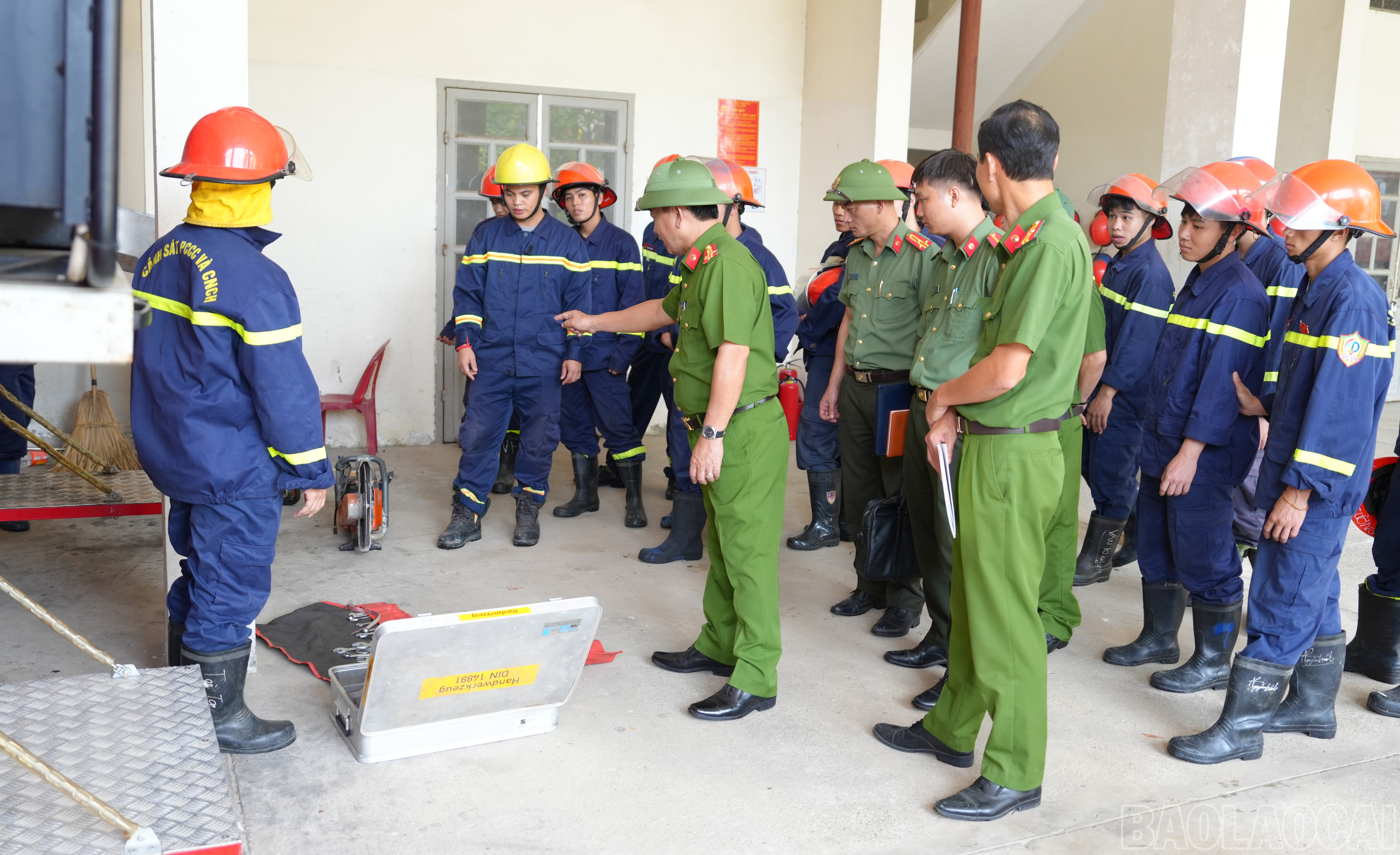 Đại tá Nguyễn Xuân Tuấn – Phó Giám đốc Công an tỉnh kiểm tra lực lượng, phương tiện sẵn sàng ứng phó với hoàn lưu bão Ragasa của lực lượng Phòng cháy chữa cháy và Cứu nạn, cứu hộ Công an tỉnh. baolaocai-br_anh6.jpg