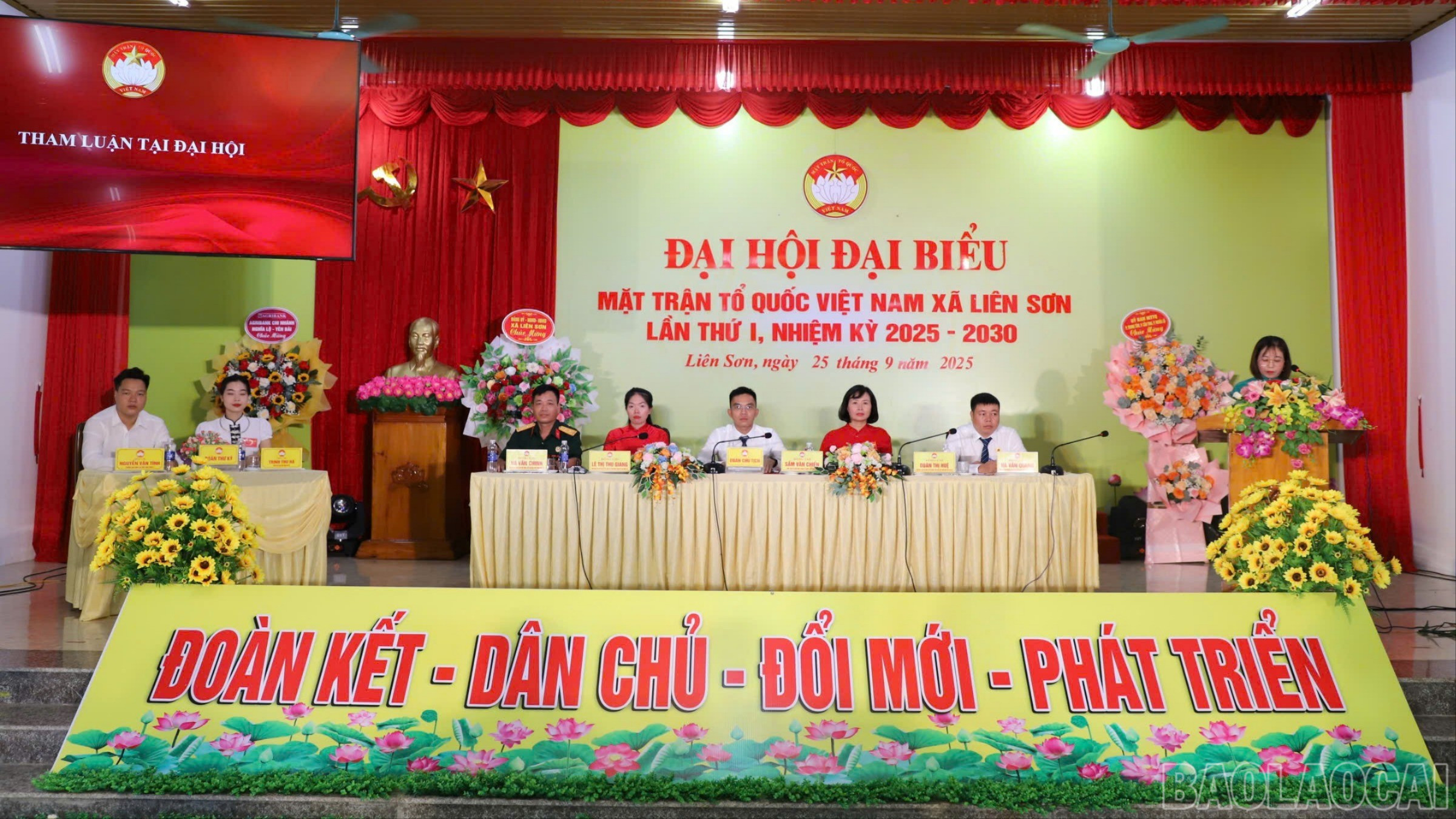 Đoàn Chủ tịch điều hành đại hội. baolaocai-br_doanchutich-6440.jpg