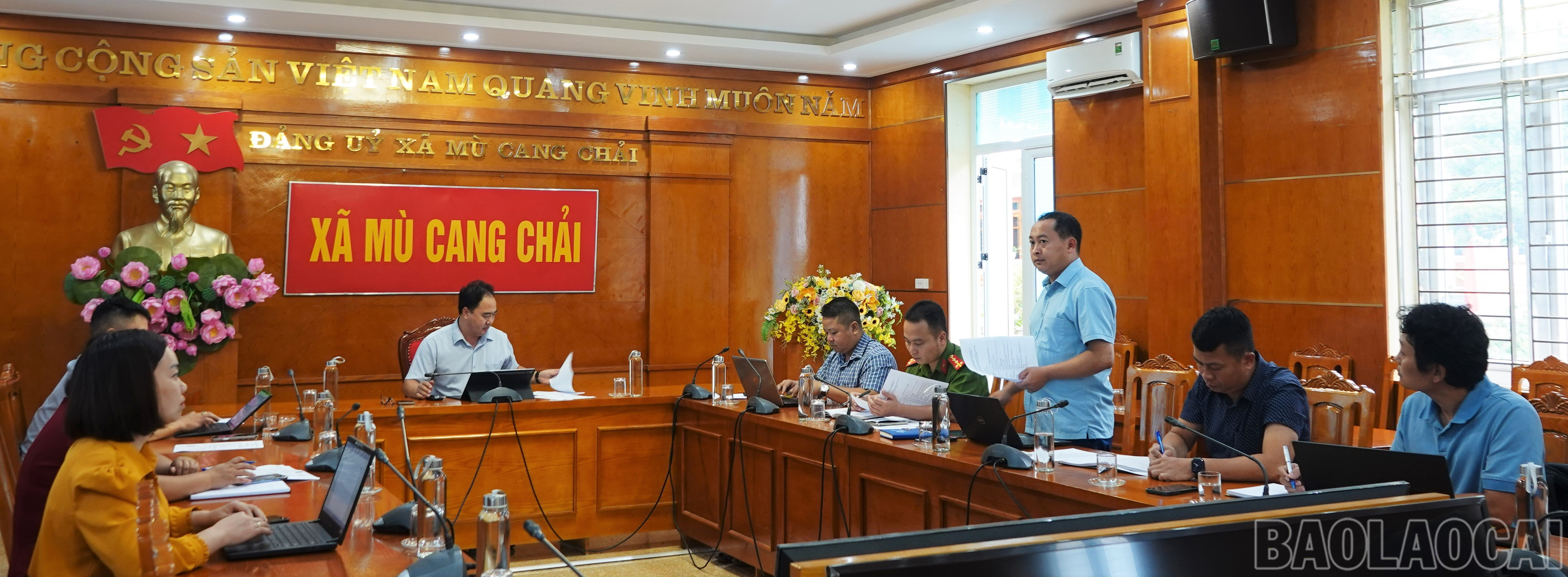 Lãnh đạo UBND xã Mù Cang Chải trao đổi với đại diện Công ty TNHH Việt Jungle về công tác chuẩn bị Giải chạy Marathon 2025. baolaocai-br_mcc.jpg