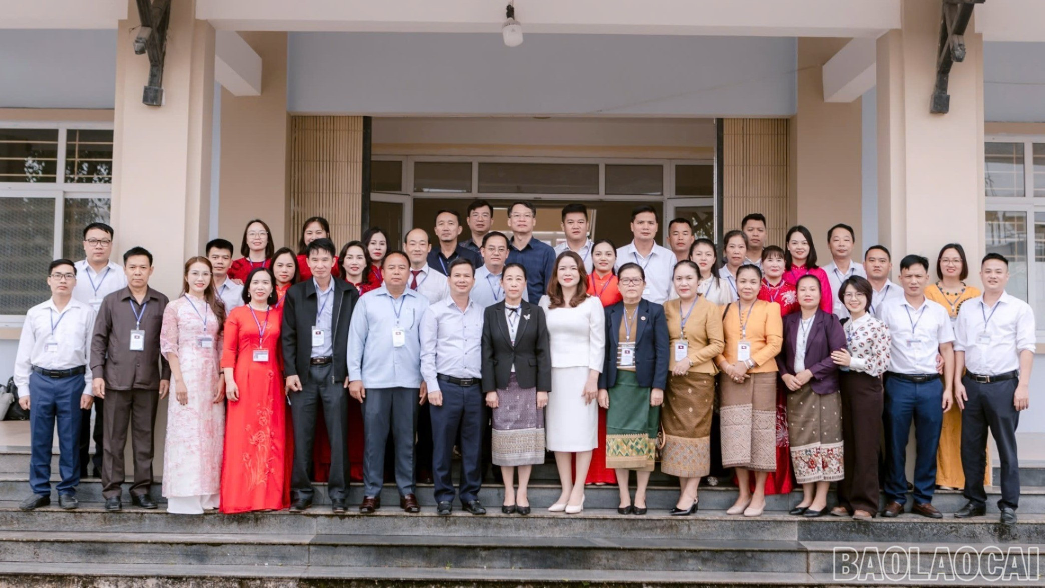 Đoàn công tác của Sở Y tế Viêng Chăn cùng đại diện Trung tâm Y tế khu vực Sa Pa tặng quà và chụp ảnh lưu niệm. baolaocai-br-tangqua2.jpg