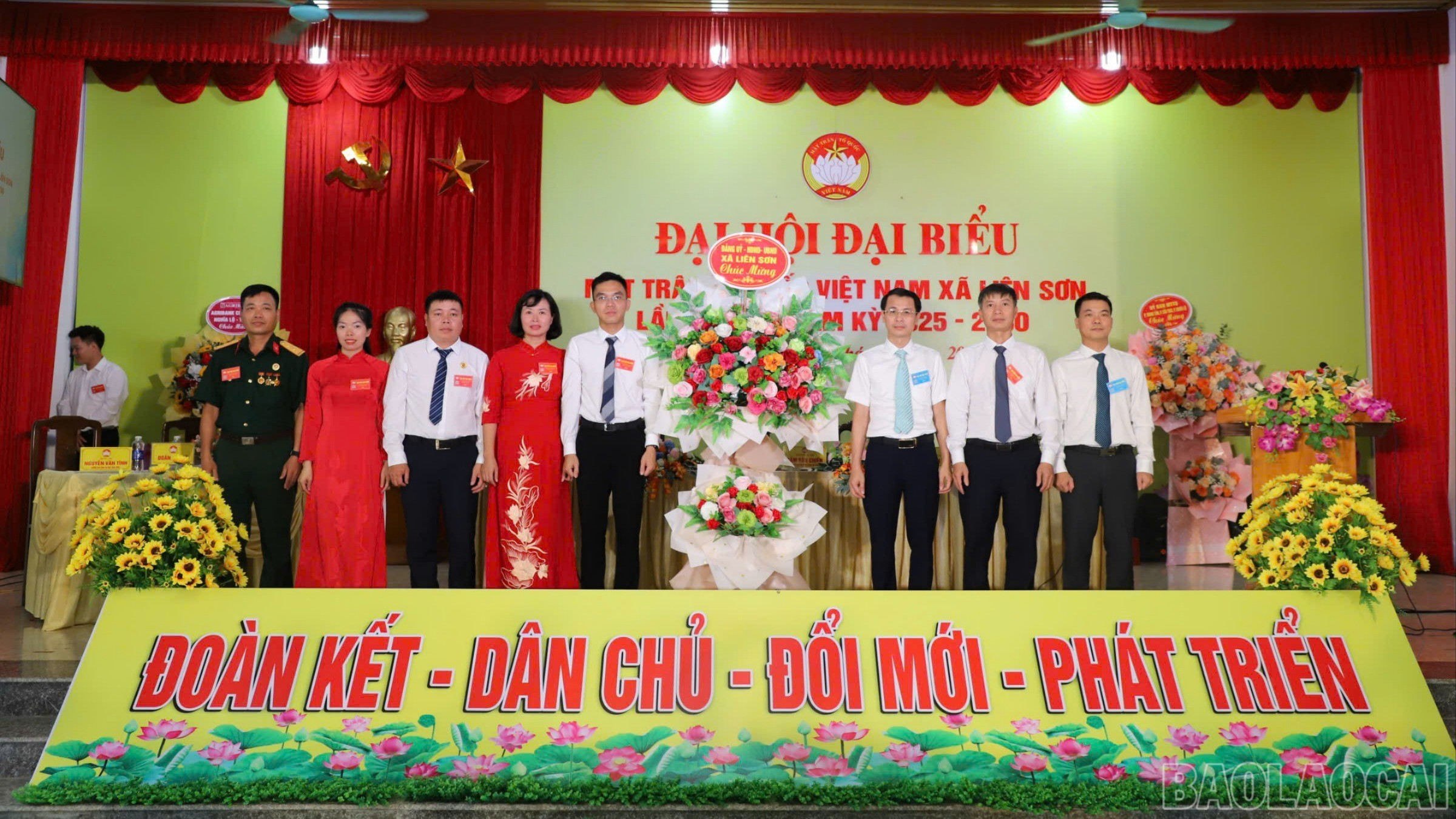 Lãnh đạo xã tặng hoa chúc mừng đại hội. baolaocai-br_tanghoa-9663.jpg