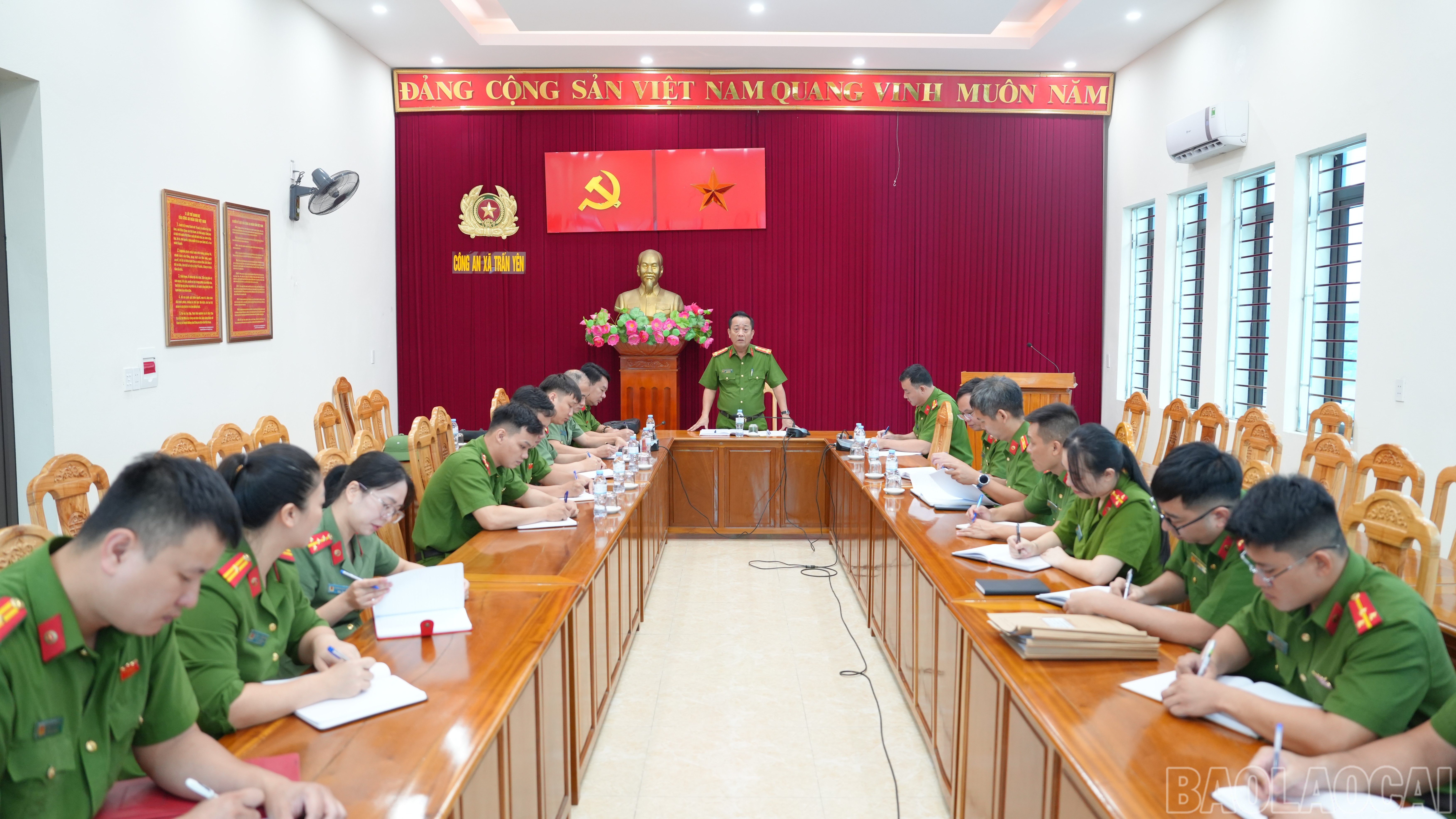Đại tá Nguyễn Xuân Tuấn – Phó Giám đốc Công an tỉnh kiểm tra công tác ứng phó với hoàn lưu bão Ragasa tại Công an xã Trấn Yên, tỉnh Lào Cai. baolaocai-br_anh7.jpg
