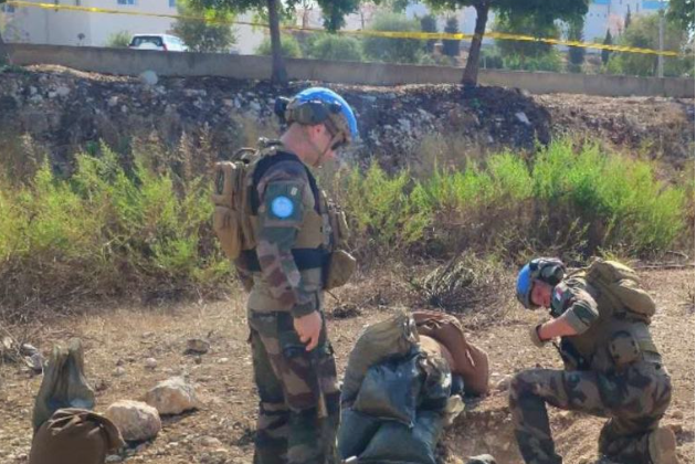 Một đội xử lý bom chuyên nghiệp của UNIFIL đang xử lý các vật liệu chưa nổ gần trại Green Hill của phái bộ. Một đội xử lý bom chuyên nghiệp của UNIFIL đang xử lý các vật liệu chưa nổ gần trại Green Hill của phái bộ.