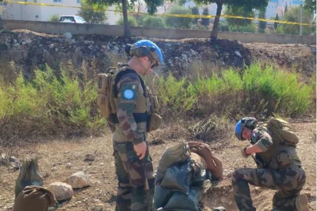 Một đội xử lý bom chuyên nghiệp của UNIFIL đang xử lý các vật liệu chưa nổ gần trại Green Hill của phái bộ.