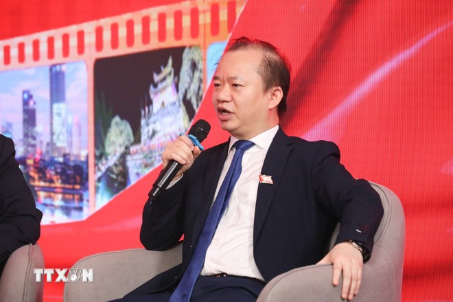 Phó Giáo sư-Tiến sỹ Bùi Hoài Sơn, Ủy viên Thường trực Ủy ban Văn hóa-Giáo dục của Quốc hội phát biểu. Phó Giáo sư-Tiến sỹ Bùi Hoài Sơn, Ủy viên Thường trực Ủy ban Văn hóa-Giáo dục của Quốc hội phát biểu.