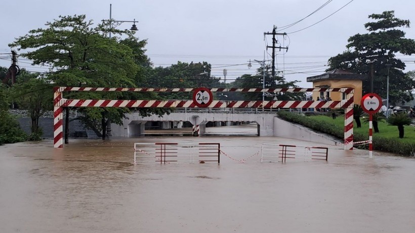 Cầu Lòn, đường Bùi Thị Xuân, phường Thuận Hóa, thành phố Huế bị ngập sâu sáng 27/10/2025. lulut-1079.jpg