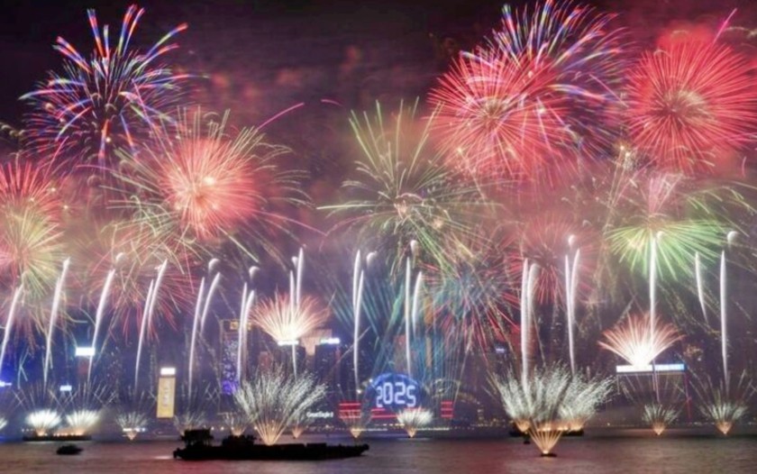 홍콩(중국)은 빅토리아 항구의 수면에 비친 화려한 불꽃놀이로 눈부신 스카이라인을 수놓으며 매혹적인 분위기 속에서 새해 전야를 기념했습니다. Hồng Kông (Trung Quốc) đón giao thừa theo phong cách cuốn hút, với đường chân trời rực rỡ trong màn trình diễn sắc màu pháo hoa tuyệt đẹp phản chiếu trên mặt nước cảng Victoria.