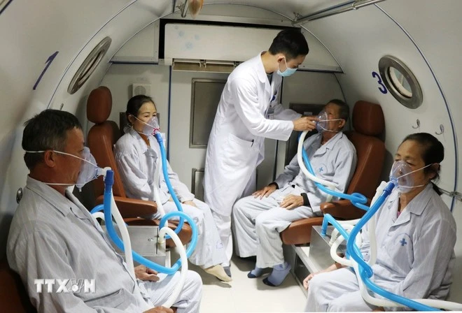 Điều trị cho bệnh nhân bằng hệ thống oxy cao áp tại Bệnh viện y học cổ truyền Thái Nguyên.