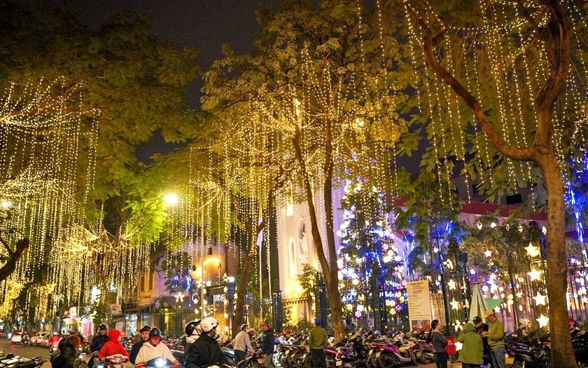 하노이의 함롱 교회가 크리스마스를 앞두고 환하게 불을 밝혔습니다. Nhà thờ Hàm Long, Hà Nội lên đèn rực rỡ trước thềm Giáng sinh.