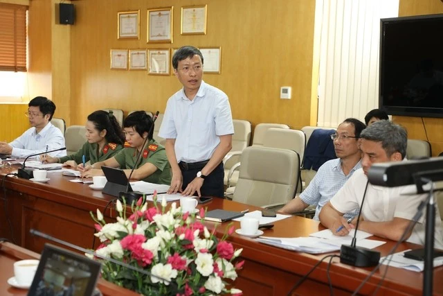 GS.TS Phan Trọng Lân - Viện trưởng Viện Vệ sinh Dịch tễ Trung ương chia sẻ tại hội nghị.