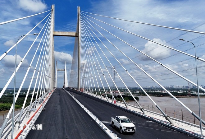 Cầu Bình Khánh là một phần của dự án cao tốc Bến Lức-Long Thành đã hoàn thành vào cuối tháng 8/2025. Cầu Bình Khánh là một phần của dự án cao tốc Bến Lức-Long Thành đã hoàn thành vào cuối tháng 8/2025.