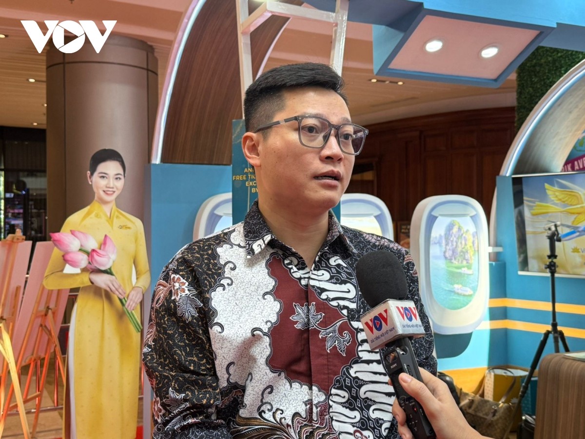 Ông Trần Tuấn Nghĩa, Trưởng đại diện Vietnam Airlines tại Indonesia cho biết có cơ hội thúc đẩy lượng khách du lịch với đường bay thẳng Hà Nội - Jakarta trong thời gian tới. Ông Trần Tuấn Nghĩa, Trưởng đại diện Vietnam Airlines tại Indonesia cho biết có cơ hội thúc đẩy lượng khách du lịch với đường bay thẳng Hà Nội - Jakarta trong thời gian tới.
